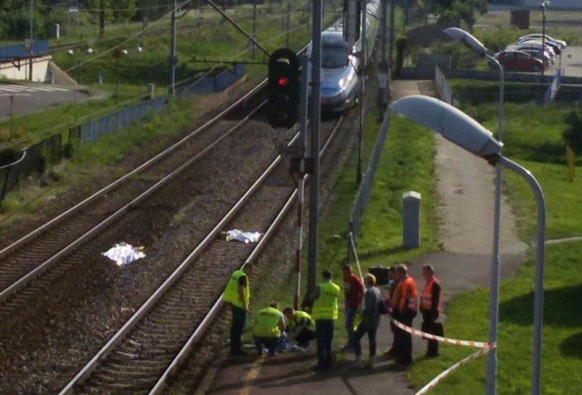 Pociąg Intercity potrącił człowieka przy dworcu kolejowym w Katowicach Piotrowicach. Człowiek nie żyje. Na miejscu trwają oględziny prokuratorskie.