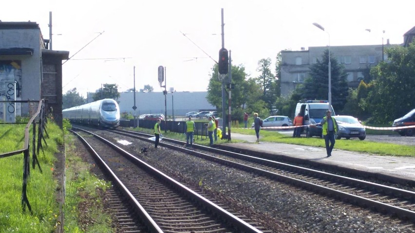 Pociąg Intercity potrącił człowieka przy dworcu kolejowym w...