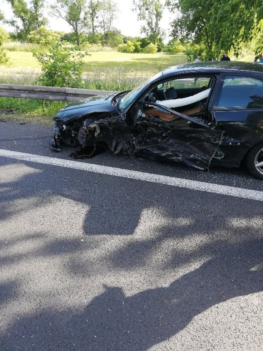 Gm.Kaźmierz. Kraksa w Gaju Wielkim. Kobieta kierująca BMW jechała na "podwójnym gazie"! [ZDJĘCIA]