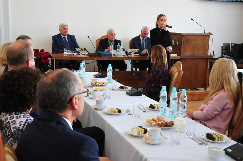 Prezydent Krosna nagrodził nauczycieli i dyrektorów szkół podczas uroczystego spotkania w urzędzie miasta [ZDJĘCIA]