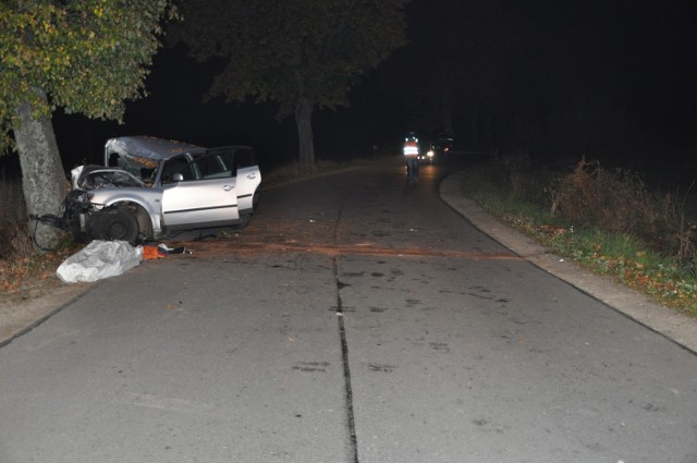 Auto zjechało do rowu i uderzyło w przydrożne drzewo. Okazało się, że w chwili wypadku 31-latek był pijany. Miał blisko 5 promili alkoholu w organizmie. Po sprawdzeniu Jana B. w policyjnym systemie informacyjnym wyszło na jaw, że mieszkaniec gminy Zalewo nie posiada prawo jazdy. Ma też orzeczony sądowy zakaz prowadzenia wszelkich pojazdów w ruchu lądowym do 2017.

Zobacz także: Koncert Mirosława Czyżykiewicza w Olsztynie [ZDJĘCIA]