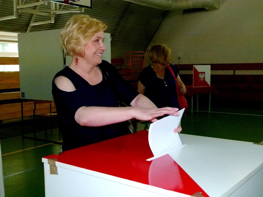 Głosowanie w Obwodowej Komisji Wyborczej nr 7 w Zduńskiej...