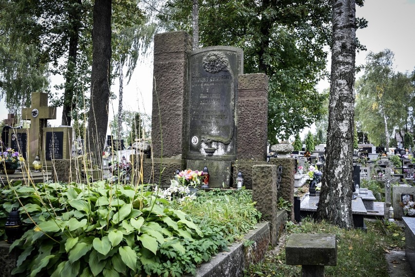Na cmentarzu w Olkuszu można spotkać wiele starych grobów