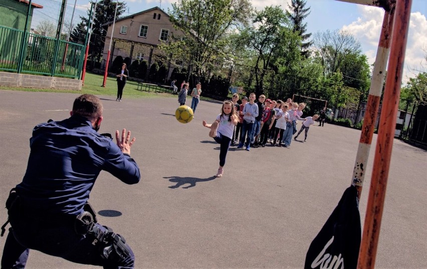 Gra w piłkę z policją? Tak nowodworscy mundurowi pracują z dziećmi