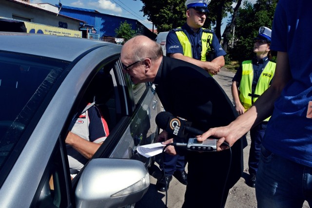 Łódzka drogówka i ksiądz pouczali kierowców w Dzień Świętego Krzysztofa