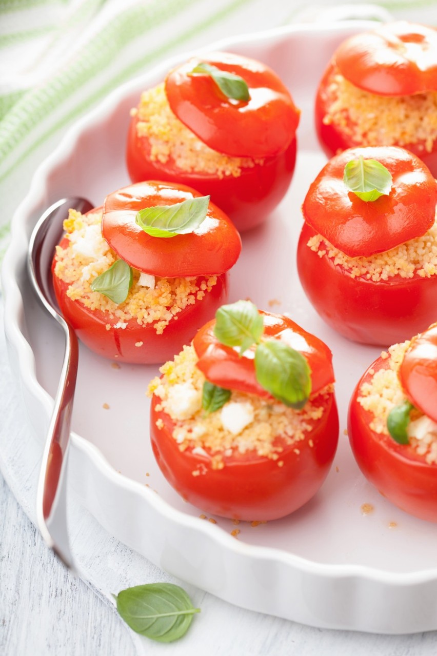 Pomidory nadziewane kuskusem i sosem serowym

Składniki:
- 6...