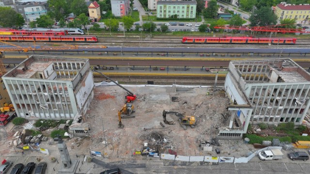 Przebudowę dworca kolejowego w Kielcach poprzedziły prace rozbiórkowe, ale chyba nikt się nie spodziewał, że główny budynek całkowicie zniknie. 

Zobacz kolejne zdjęcia