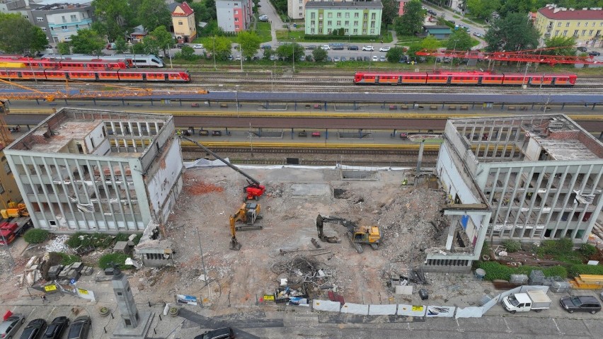 Dworzec kolejowy w Kielcach praktycznie przestał istnieć. Zobaczcie zdjęcia z drona