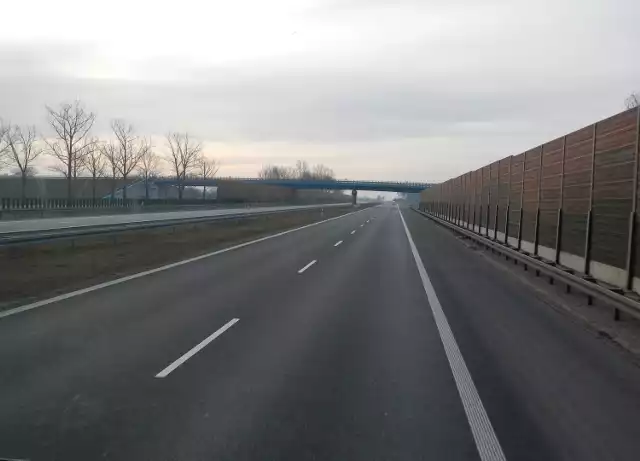 Na razie autostrada A1 między Toruniem a Włocławskiem wygląda tak: dwa pasy w każdym kierunku. W przyszłości mają to być po trzy pasy