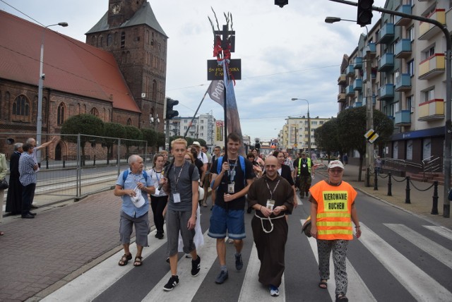 -&nbsp;Z Gorzowa wyjdą cztery grupy. Jedna z parafii katedralnej, druga z Białego Kościółka, trzecia to grupa z „Męczenników”, a czwarta - z parafii przy ul. Żeromskiego. Ilu pielgrzymów wyjdzie w drogę? - Dokładnie będziemy to wiedzieć, gdy już wyruszymy – mówi nam ks. Andrzej Wręczycki, na co dzień wikariusz w Deszcznie, a od sześciu lat kierownik pieszej pielgrzymki na Jasną Górę. 
W tym roku pielgrzymi wyjdą z Gorzowa już po raz 36. Do pokonania będą mieli około 400 km.

Pielgrzymka rozpocznie się we wtorek 31 lipca mszą świętą o 6.00 w parafii Najświętszej Maryi Panny Królowej Polski przy ul. Żeromskiego. Odprawi ją bp Tadeusz Lityński, który tradycyjnie przejdzie z pątnikami pierwsze kilometry (zwykle robił to do ronda Santockiego).

Na ulicach Gorzowa pielgrzymów będzie można spotkać we wtorek między 7.30 a 8.30. Po mszy i załadowaniu toreb na samochody bagażowe, pątnicy będą szli ulicami: Żeromskiego, al. Konstytucji 3 Maja, Estkowskiego, Wybickiego, Jagiełły i Warszawską w kierunku Santoka (to uwaga dla kierowców).

Pierwszy postój został zaplanowany po około 8 km w Czechowie. Pierwszy nocleg będą mieli w Skwierzynie. Następnego dnia, czyli w środę 1 sierpnia, pielgrzymi przechodzić będą przez Rokitno (msza o 11.00). Tu do wiernych z Gorzowa dołączą pielgrzymi, którzy już dziś wyruszają z Kostrzyna oraz Strzelec Krajeńskich. Dwa dni później do tej - już większej - grupy dołączą wierni ze Świebodzina i Sulechowa.

Do celu, czyli na Jasną Górę pielgrzymi – a powinno być ich już wtedy około 400 – dojdą w niedzielę 12 sierpnia.

Jak co roku, spora część parafii organizuje wyjazdy autokarowe na ostatni etap pielgrzymki (z Kłobucka do Częstochowy). Szczegółów szukajcie w swoich parafiach.

Wędrówkę będzie można śledzić na profilu: Gorzowska Pielgrzymka na Facebooku. 

Zobacz również: Piesza pielgrzymka wyruszyła z Gorzowa na Jasną Górę. Tak było rok temu!


POLECAMY RÓWNIEŻ PAŃSTWA UWADZE:
Piknik Chopinowski przed gorzowską filharmonią [ZDJĘCIA]

