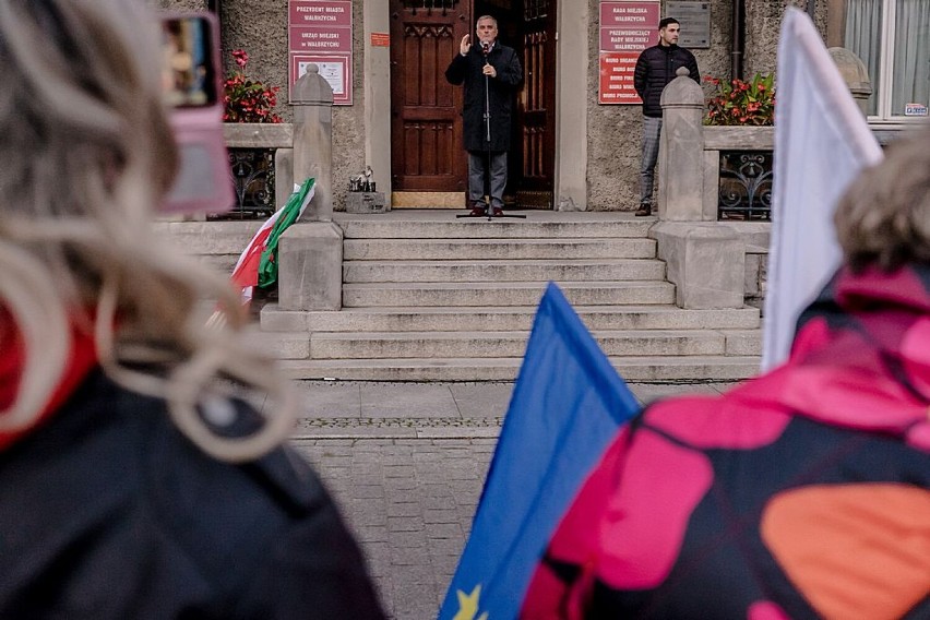 Wałbrzych: Wiec poparcia zwolenników pozostania Polski w UE (ZDJĘCIA)