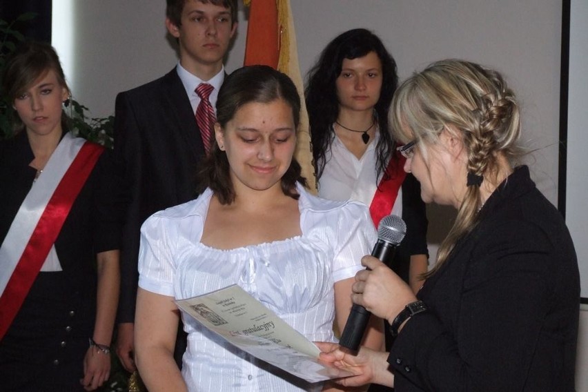 Dyrektorka szkoły, Marzena Siejewicz wręczyła wyróżnienie...