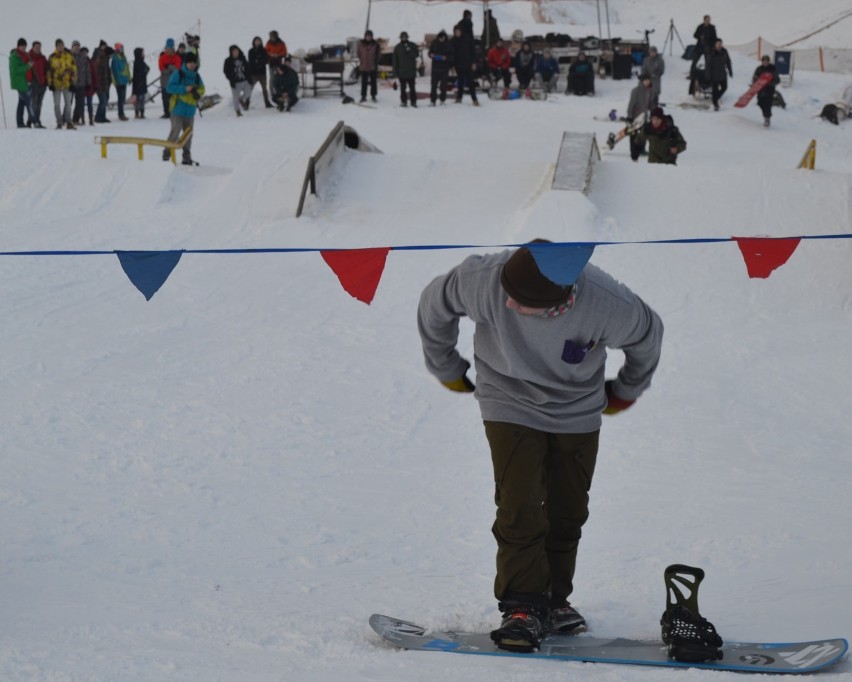 Górka Środulska Sosnowiec: snowboardziści na półce i balkonie [ZDJĘCIA]