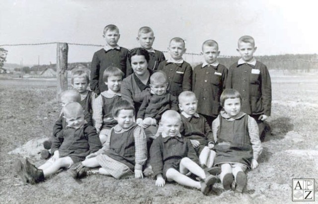 Dzieci z ochronki w Zwierzyńcu. Dzięki staraniom ordynata Jana Zamoyskiego zostały one uratowane w 1943 r. z obozu przejściowego w Zwierzyńcu
