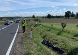 Policja wyjaśnia okoliczności śmiertelnego wypadku motocyklisty na drodze pod Bydgoszczą 