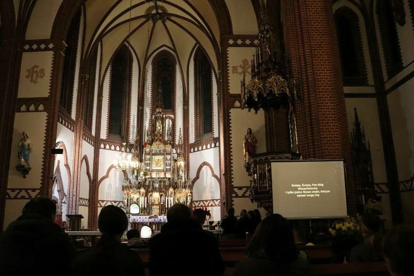 Opolscy harcerze z ZHR wybrali kontemplacyjne wieczorne oczekiwanie. Czuwanie w kościele Matki Boskiej Nieustającej Pomocy w Opolu