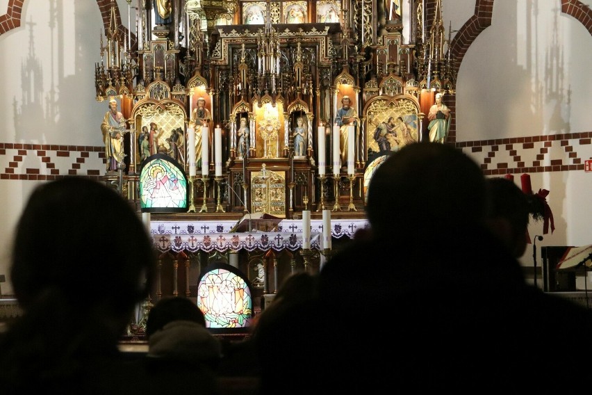 Opolscy harcerze z ZHR wybrali kontemplacyjne wieczorne oczekiwanie. Czuwanie w kościele Matki Boskiej Nieustającej Pomocy w Opolu