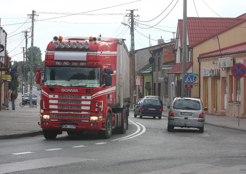 Ruch na drodze 91 przebiegającej przez Rozprzę i Niechcice...