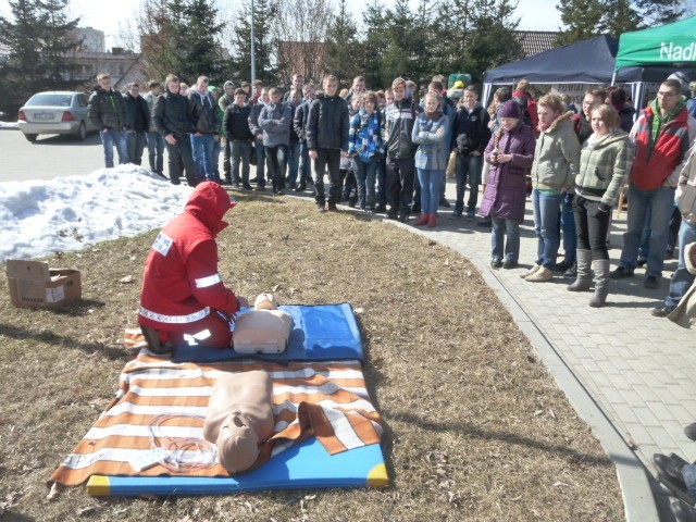 Młodzież i specjaliści zachęcali mieszkańców Bytowa do prowadzenia zdrowego stylu życia