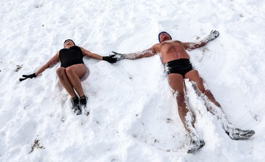 Morsowanie na zaśnieżonych plażach Sopotu