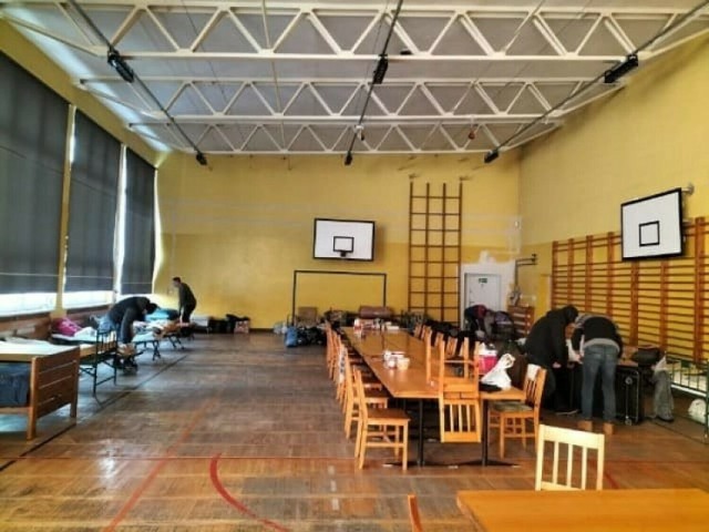 To sala gimnastyczna w budynku MOPS w Żarach, gdzie mogą przebywać wnocy bezdomni