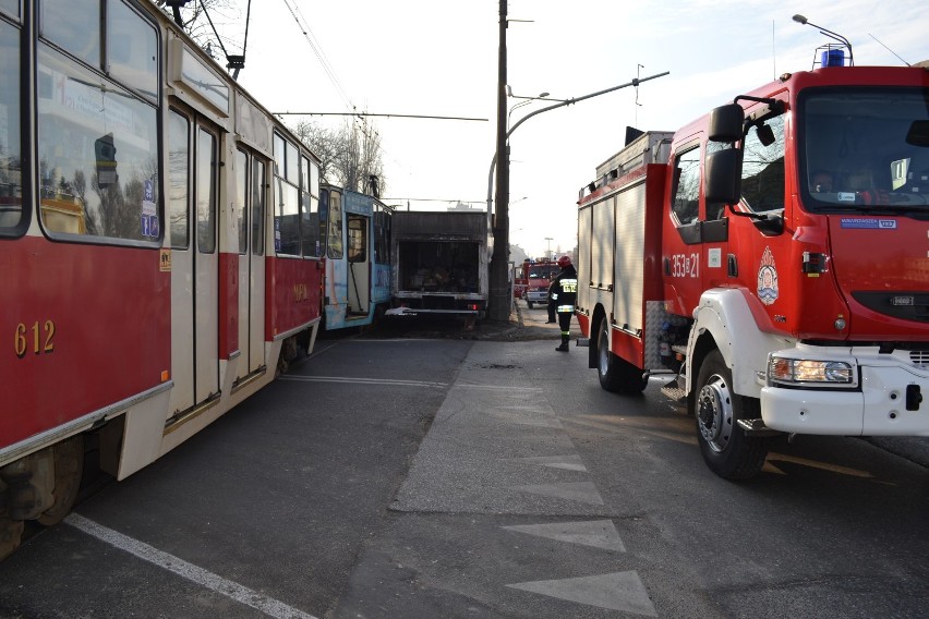 Częstochowa: Bus wjechał w tramwaj na wysokości ul. Worcella. Są ranni [ZDJĘCIA]