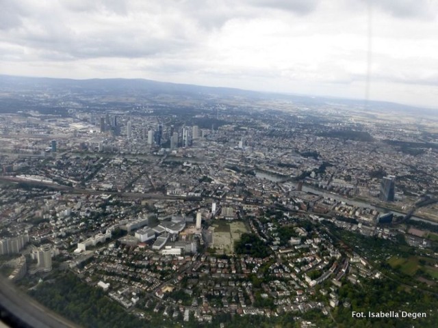 Panorama Frankfurtu, w głębi G&oacute;ry Taunus. Fot.Isabella Degen