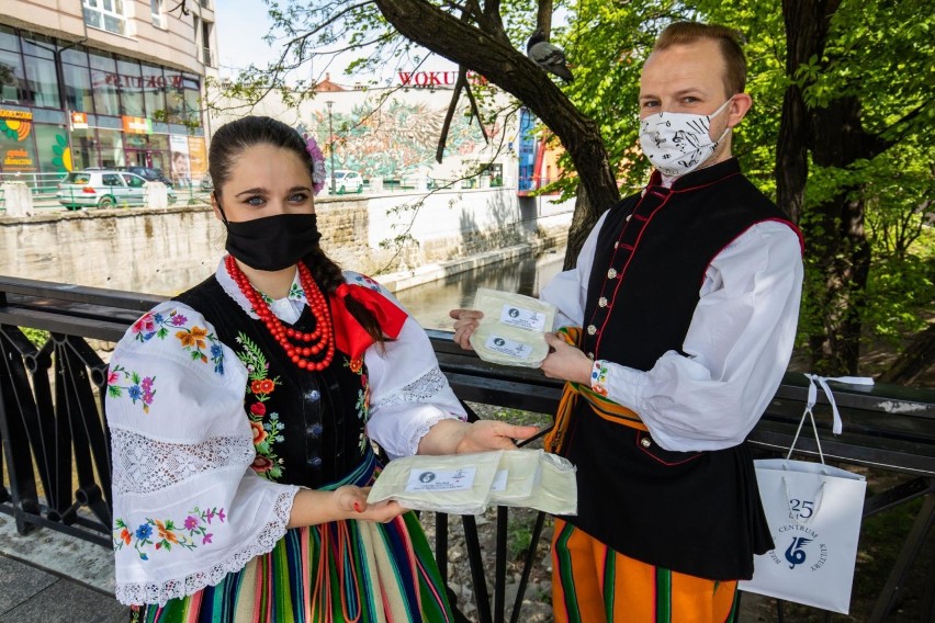 Tancerze z Zespołu Pieśni i Tańca Bielsko rozdawali maseczki zrobione przez artystów z Bielskiego Centrum Kultury