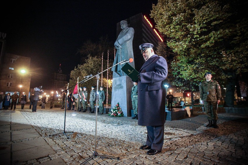Capstrzyk przed pomnikiem marszałka Józefa Piłsudskiego w...