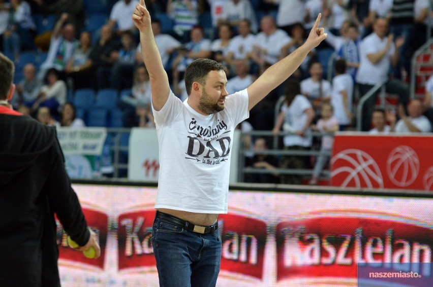 Maciej Mila i Błażej Nowicki trafili z połowy boiska i wygrali karnety na następny sezon Anwilu 