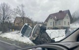 Wypadki pod Krakowem. Zderzenie czterech pojazdów i lądowanie w rowie przy drodze krajowej nr 79