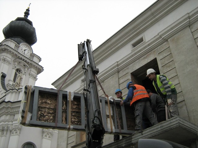 Drzwi Święte z wielką troską przetransportowano z auta do domu rodzinnego papieża