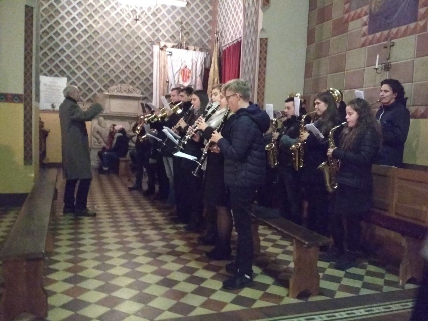 Młodzieżowa Orkiestra Dęta OSP Kamieńsk zaprasza na koncert...