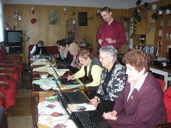 Seniorzy uczą się obsługiwać komputer [ZDJĘCIA]