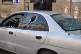 48-letni mężczyzna tłuczkiem zniszczył 13 samochodów [ZDJĘCIA, FILM]