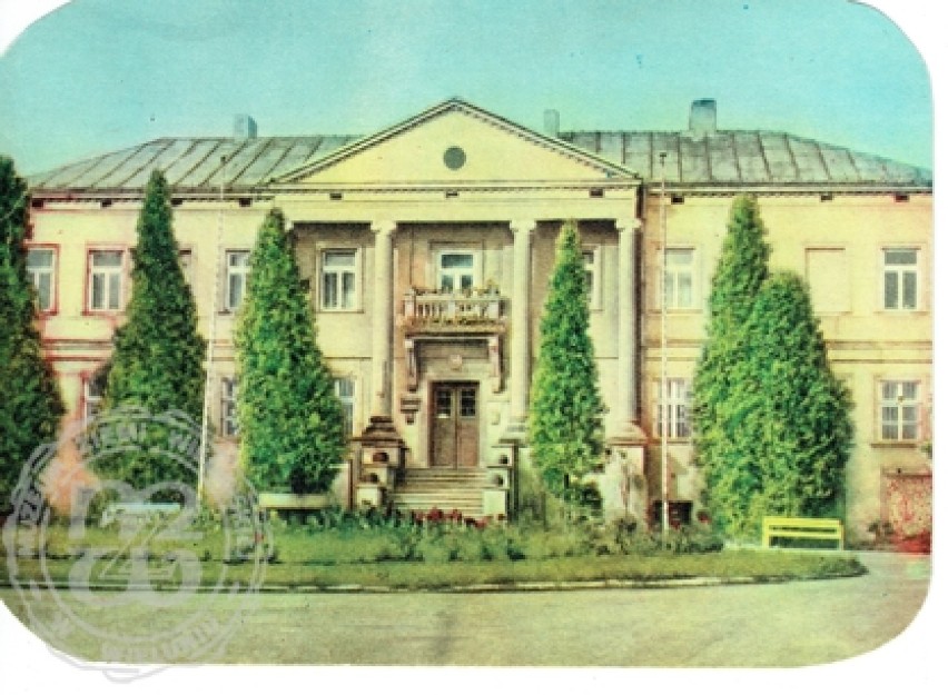Pocztówka po 1945 r. przedstawiająca obecny budynek Starostwa Powiatowego i Urzędu Miejskiego