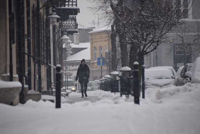 Stare Miasto w Sieradzu śniegiem zasypane, a tu ciągle pada