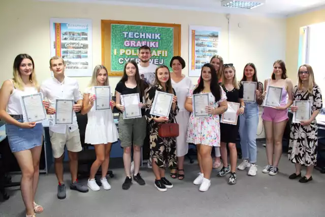 Maturzyści z ZSP nr 1 w Łęczycy poznali wyniki egzaminów i odbierali świadectwa dojrzałości