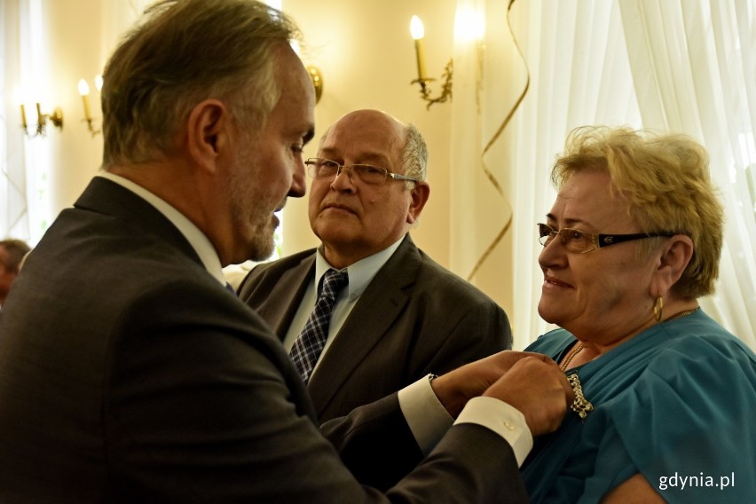 Pamiątkowe medale za długoletnie pożycie małżeńskie w Gdyni. Odebrały je pary świętujące w tym roku 50. rocznicę ślubu ZDJĘCIA