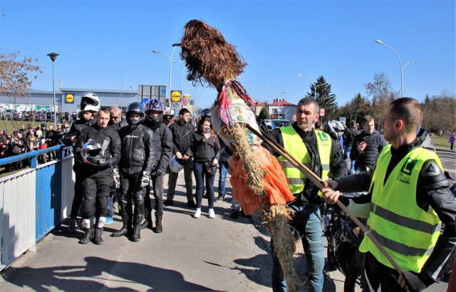 O topieniu marzanny nie zapominają m.in. motocykliści. Tak ceremonia wyglądała kilka lat temu w Zamościu