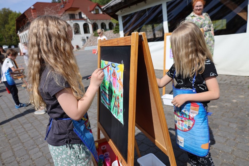 Konkurs „Wiosenne malowanie” z PP 9 w Radomsku. Dzieci na plenerze w ośrodku Malutkie Resort. ZDJĘCIA