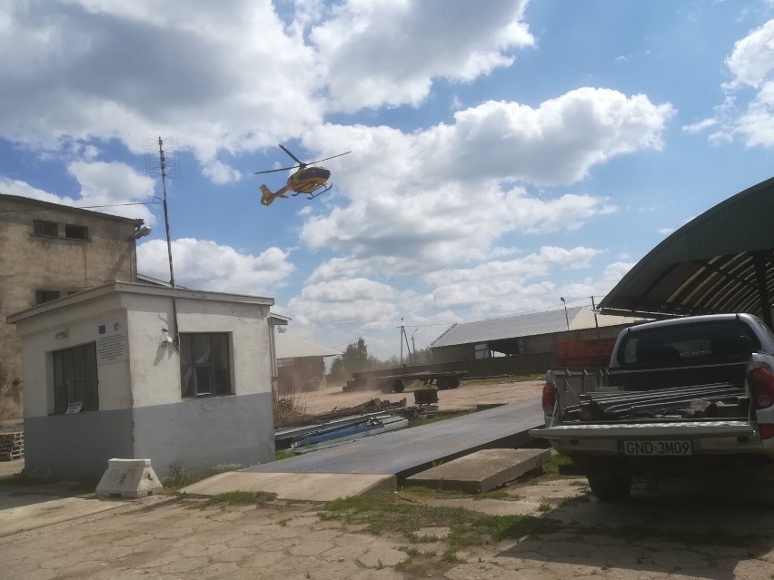 Jantar -Leśniczówka. Mężczyzna spadł z dachu, śmigłowiec LPR odtransportował go do szpitala