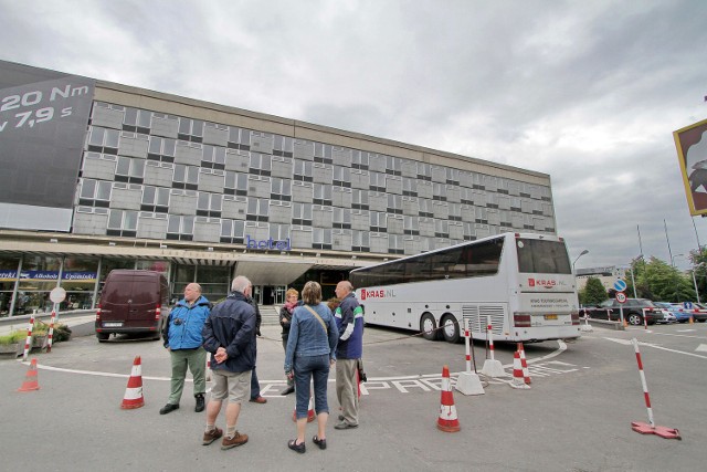 Inwestor zrezygnował z planów budowy w miejscu byłego hotelu Cracovia centrum handlowego. Przy al. Focha ma powstać nowoczesny biurowiec, ale to wymaga zmian w planie miejscowym