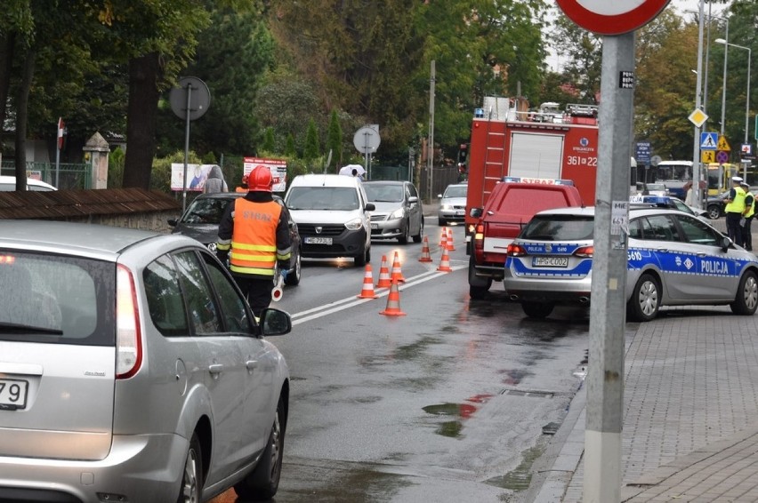 Tarnów. Ogromne korki na Narutowicza i Konarskiego po zderzeniu seata z latarnią