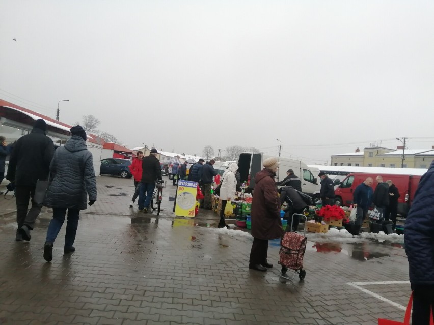 Śnieżny i mokry, sobotni poranek na targowisku miejskim w Skierniewicach