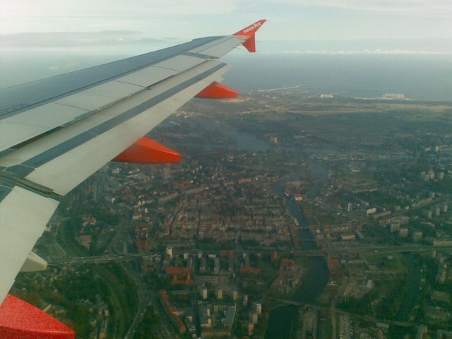Panorama Gdańska widziana z okien Airbusa 319 obsługującego Easyjet.