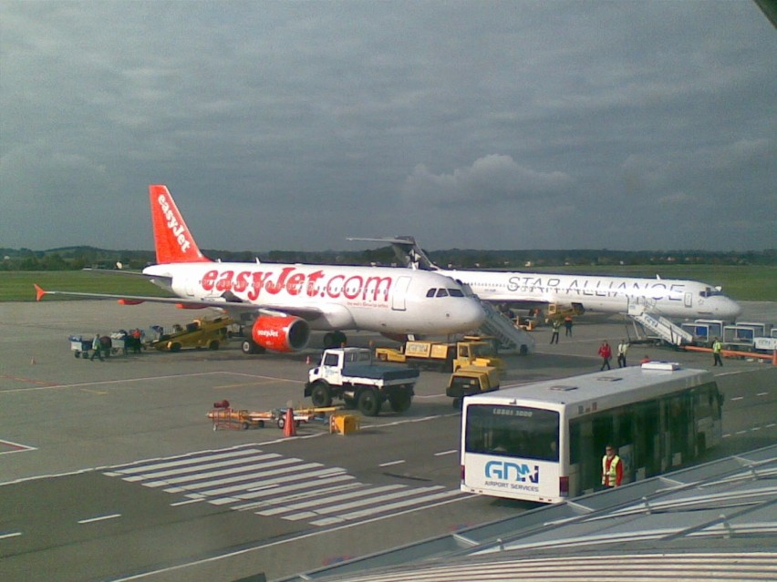 Samolot Easyjet na płycie lotniska Gdańsk Rębiechowo.