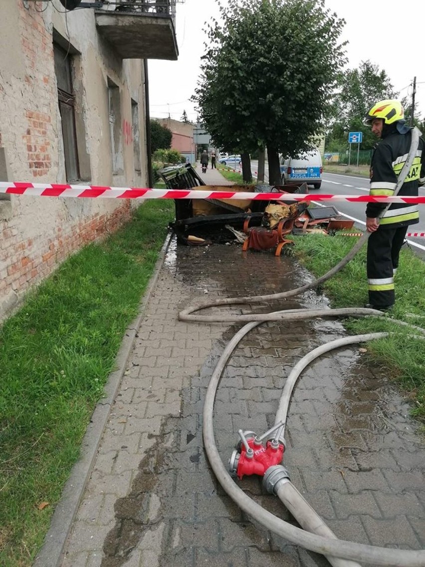 6 zastępów gasiło pożar w kamienicy w Wieluniu. Jedna osoba została poszkodowana ZDJĘCIA