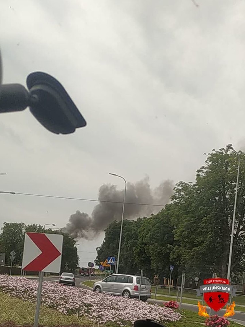 6 zastępów gasiło pożar w kamienicy w Wieluniu. Jedna osoba została poszkodowana ZDJĘCIA