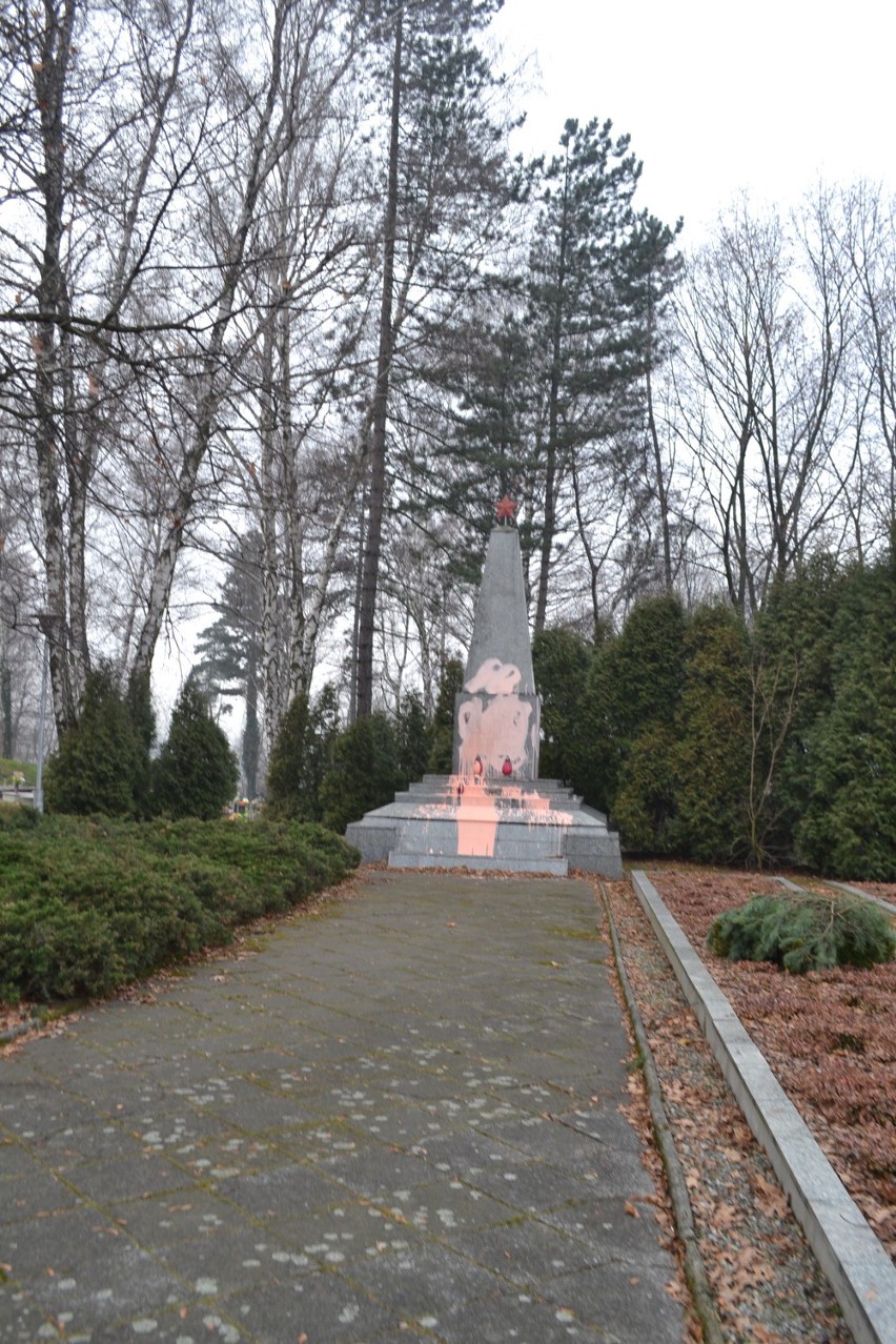 Zniszczony pomnik w Rybniku. To mogiła żołnierzy radzieckich
